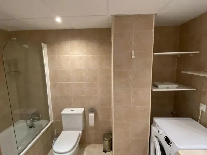 This spectacular 4-bedroom, 3-bathroom duplex apartment is located in the exclusive Selwo area, offering an ideal space for families or those seeking comfort and spaciousness. The living room is large and bright, perfect for gatherings and moments of rela