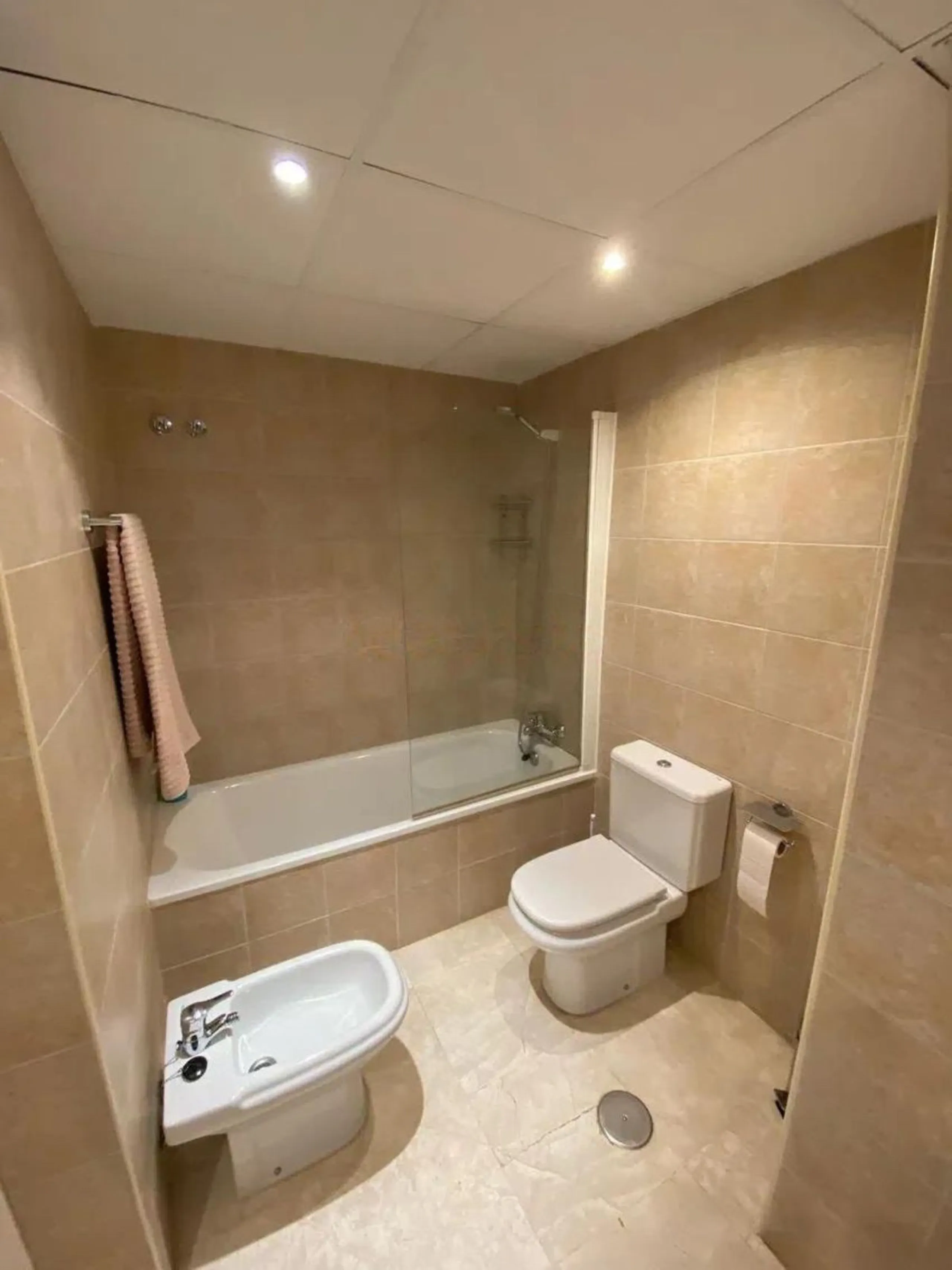 This spectacular 4-bedroom, 3-bathroom duplex apartment is located in the exclusive Selwo area, offering an ideal space for families or those seeking comfort and spaciousness. The living room is large and bright, perfect for gatherings and moments of rela