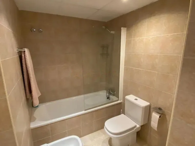 This spectacular 4-bedroom, 3-bathroom duplex apartment is located in the exclusive Selwo area, offering an ideal space for families or those seeking comfort and spaciousness. The living room is large and bright, perfect for gatherings and moments of rela