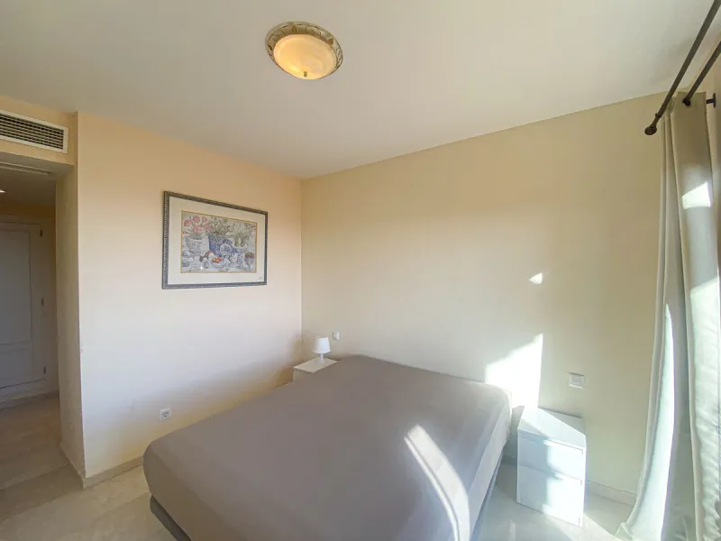 This spectacular 4-bedroom, 3-bathroom duplex apartment is located in the exclusive Selwo area, offering an ideal space for families or those seeking comfort and spaciousness. The living room is large and bright, perfect for gatherings and moments of rela