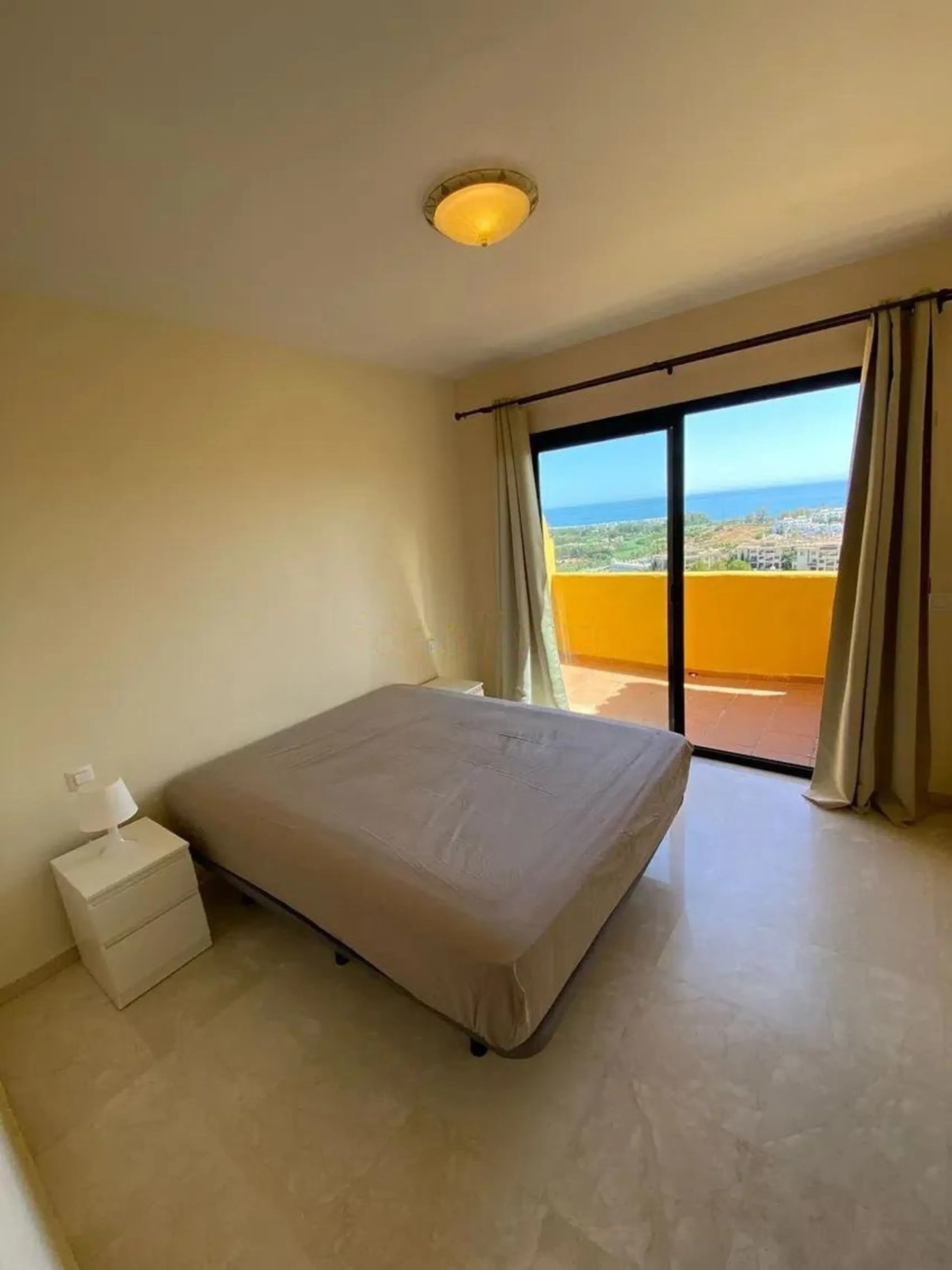 This spectacular 4-bedroom, 3-bathroom duplex apartment is located in the exclusive Selwo area, offering an ideal space for families or those seeking comfort and spaciousness. The living room is large and bright, perfect for gatherings and moments of rela