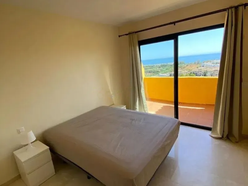 This spectacular 4-bedroom, 3-bathroom duplex apartment is located in the exclusive Selwo area, offering an ideal space for families or those seeking comfort and spaciousness. The living room is large and bright, perfect for gatherings and moments of rela