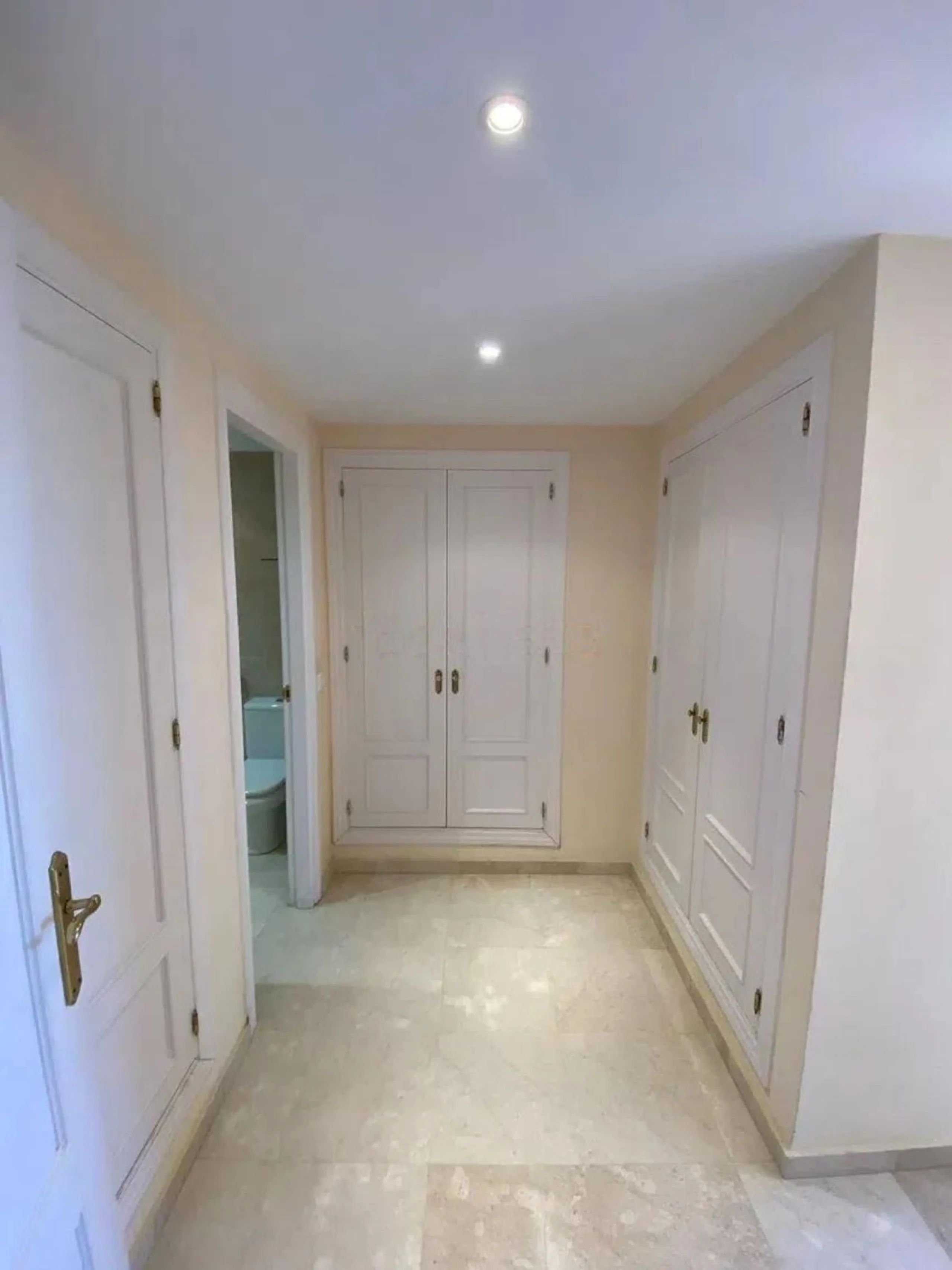 This spectacular 4-bedroom, 3-bathroom duplex apartment is located in the exclusive Selwo area, offering an ideal space for families or those seeking comfort and spaciousness. The living room is large and bright, perfect for gatherings and moments of rela