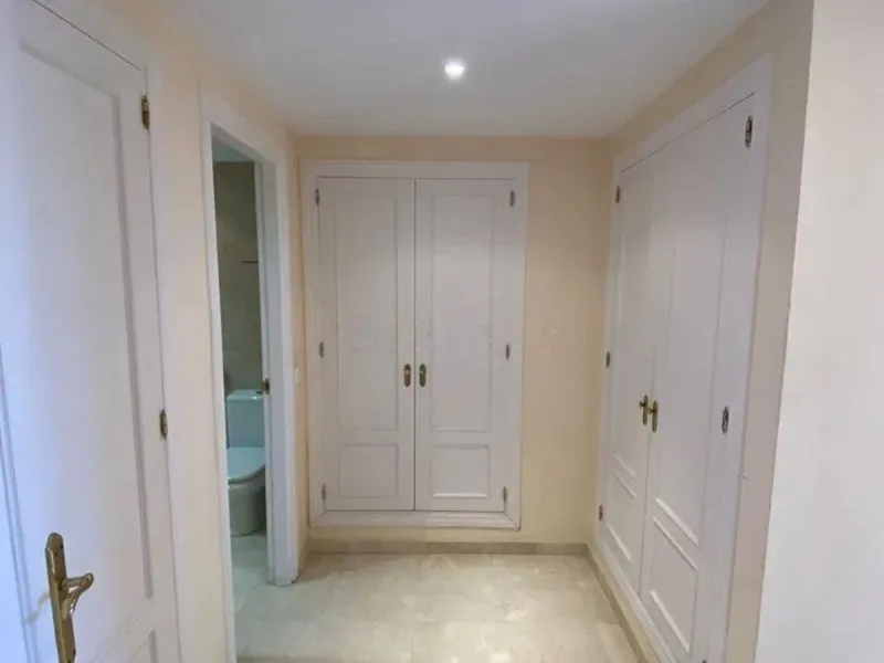 This spectacular 4-bedroom, 3-bathroom duplex apartment is located in the exclusive Selwo area, offering an ideal space for families or those seeking comfort and spaciousness. The living room is large and bright, perfect for gatherings and moments of rela