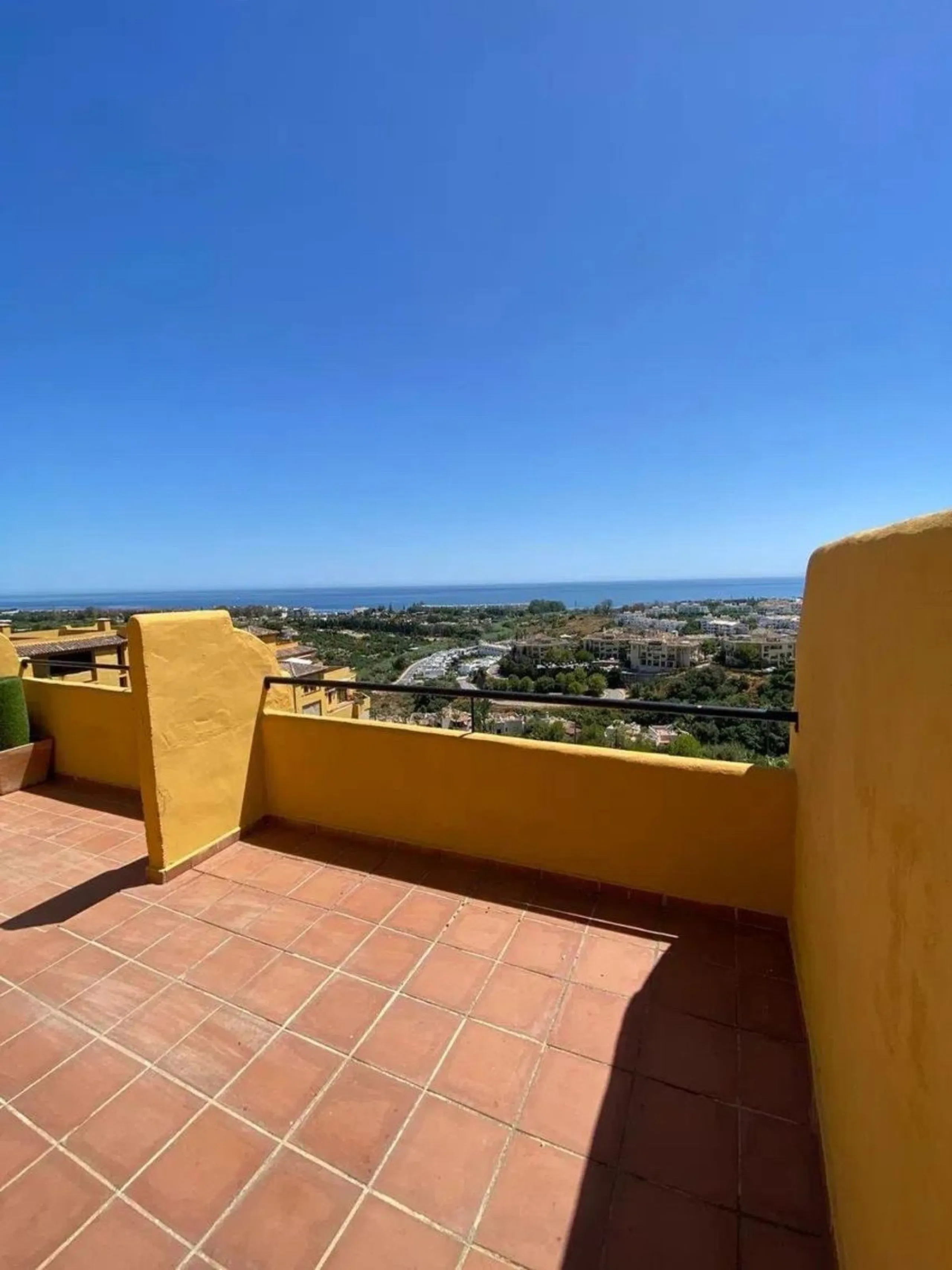 This spectacular 4-bedroom, 3-bathroom duplex apartment is located in the exclusive Selwo area, offering an ideal space for families or those seeking comfort and spaciousness. The living room is large and bright, perfect for gatherings and moments of rela