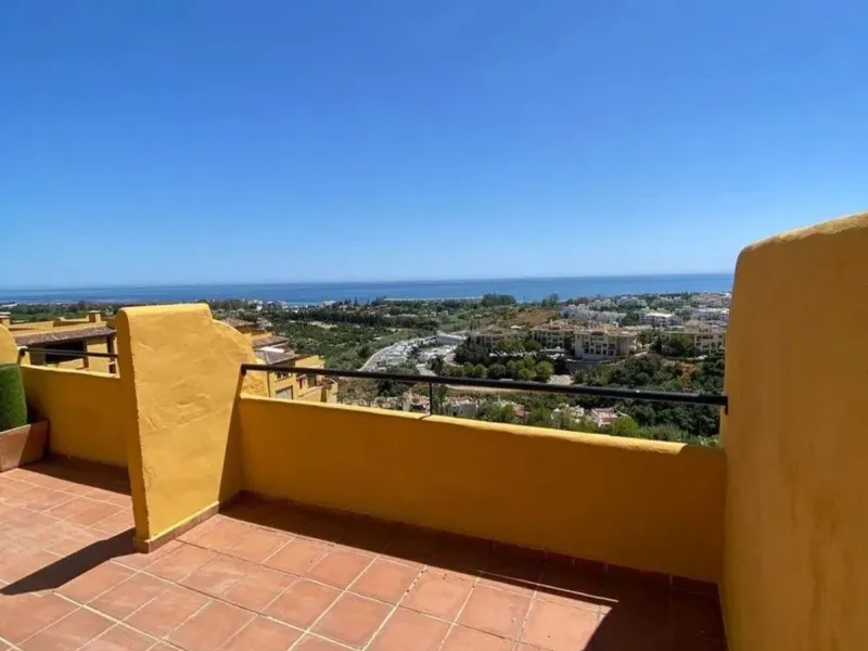 This spectacular 4-bedroom, 3-bathroom duplex apartment is located in the exclusive Selwo area, offering an ideal space for families or those seeking comfort and spaciousness. The living room is large and bright, perfect for gatherings and moments of rela