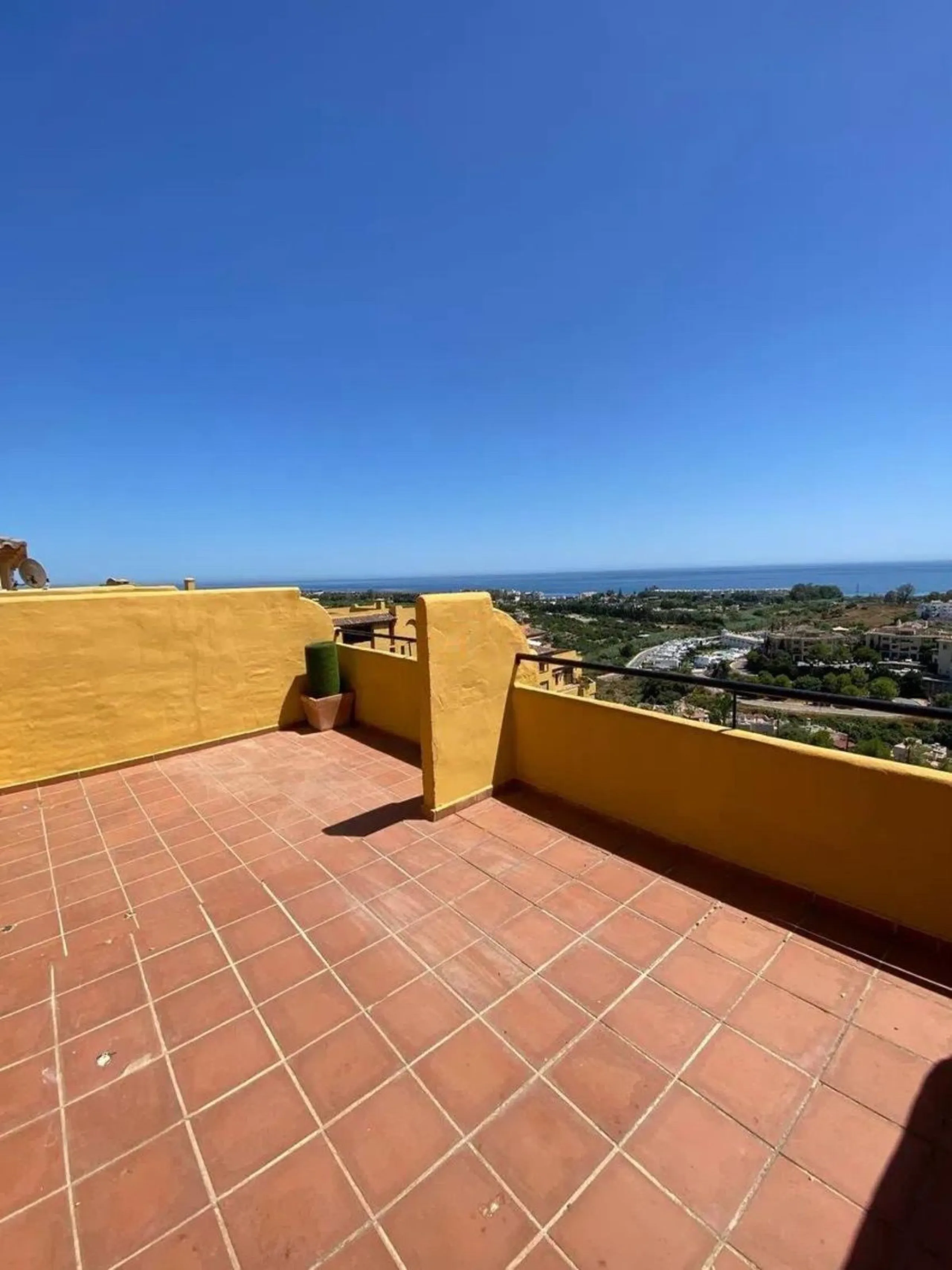 This spectacular 4-bedroom, 3-bathroom duplex apartment is located in the exclusive Selwo area, offering an ideal space for families or those seeking comfort and spaciousness. The living room is large and bright, perfect for gatherings and moments of rela