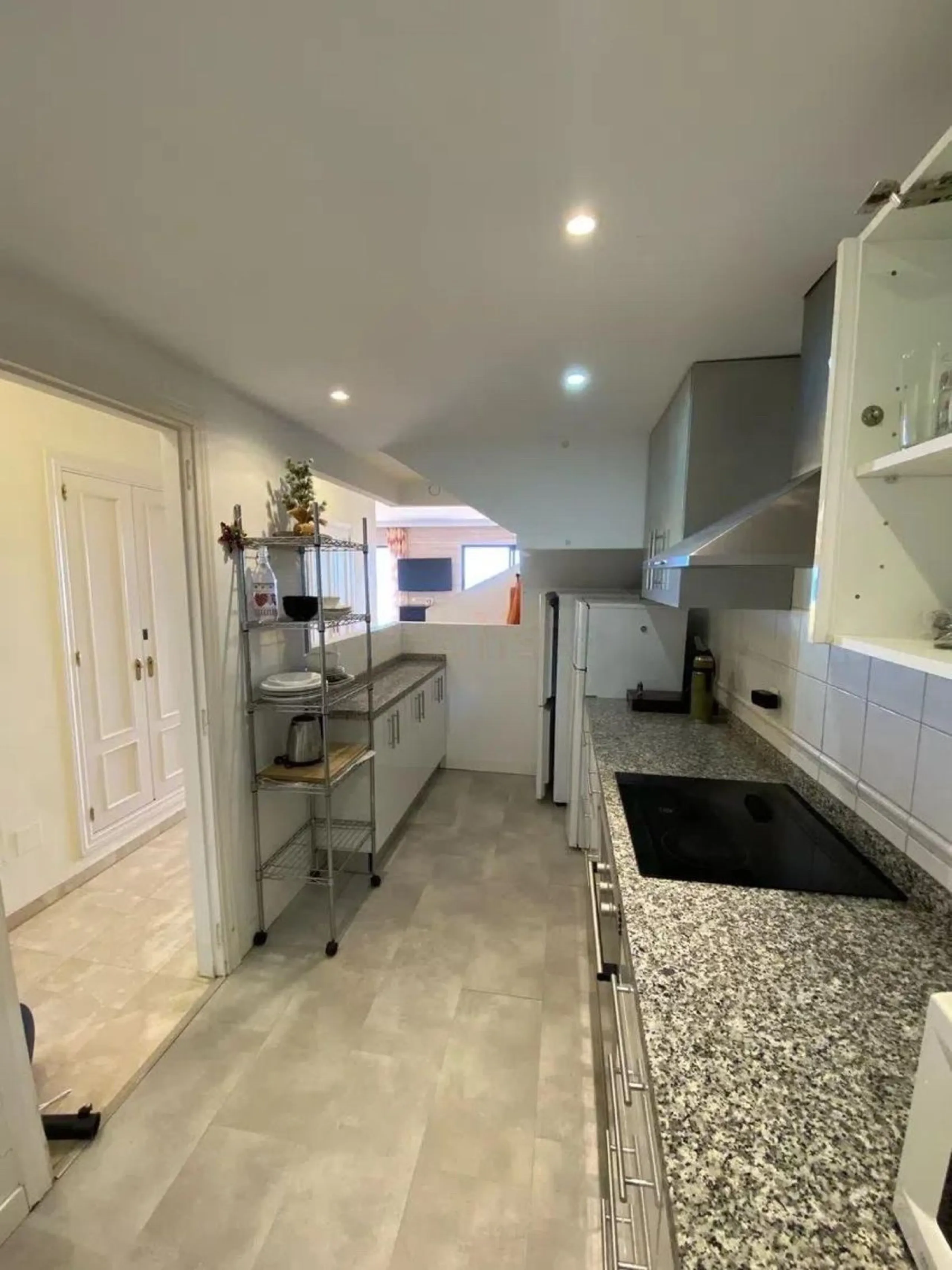 This spectacular 4-bedroom, 3-bathroom duplex apartment is located in the exclusive Selwo area, offering an ideal space for families or those seeking comfort and spaciousness. The living room is large and bright, perfect for gatherings and moments of rela