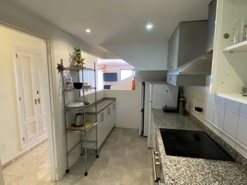 This spectacular 4-bedroom, 3-bathroom duplex apartment is located in the exclusive Selwo area, offering an ideal space for families or those seeking comfort and spaciousness. The living room is large and bright, perfect for gatherings and moments of rela