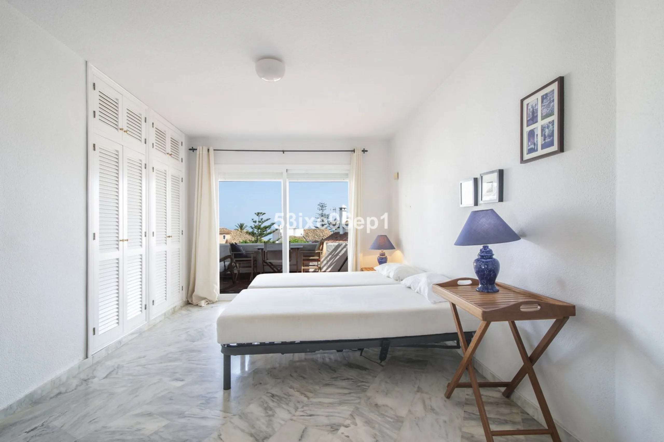 Reizendes Strandhaus zu verkaufen nur 50 Meter vom Meer entfernt in der ruhigen und gut angebundenen Gegend Arroyo Vaquero, Estepona. Diese Immobilie im mediterranen Stil bietet eine ausgezeichnete Gelegenheit für alle, die ein Küstenhaus mit Priva