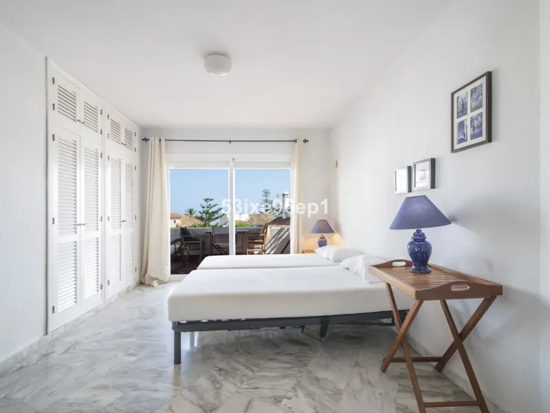 Reizendes Strandhaus zu verkaufen nur 50 Meter vom Meer entfernt in der ruhigen und gut angebundenen Gegend Arroyo Vaquero, Estepona. Diese Immobilie im mediterranen Stil bietet eine ausgezeichnete Gelegenheit für alle, die ein Küstenhaus mit Priva