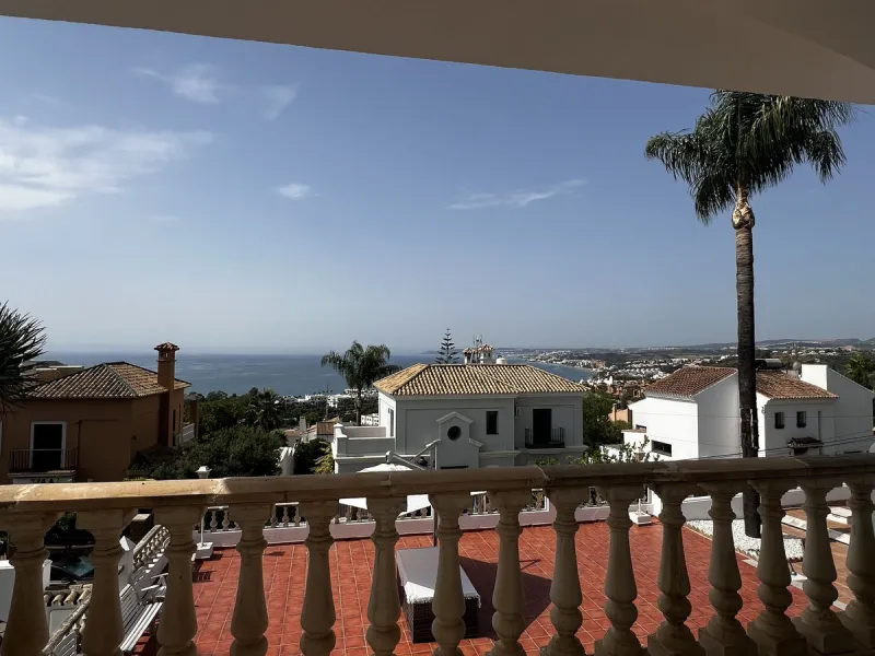 *Spacious Villa with Sea Views in Estepona / Seghers*