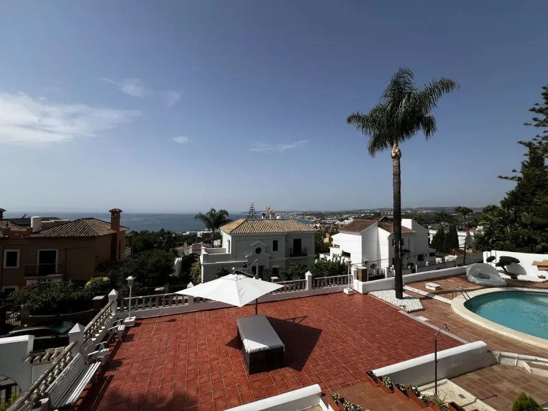 *Spacious Villa with Sea Views in Estepona / Seghers*