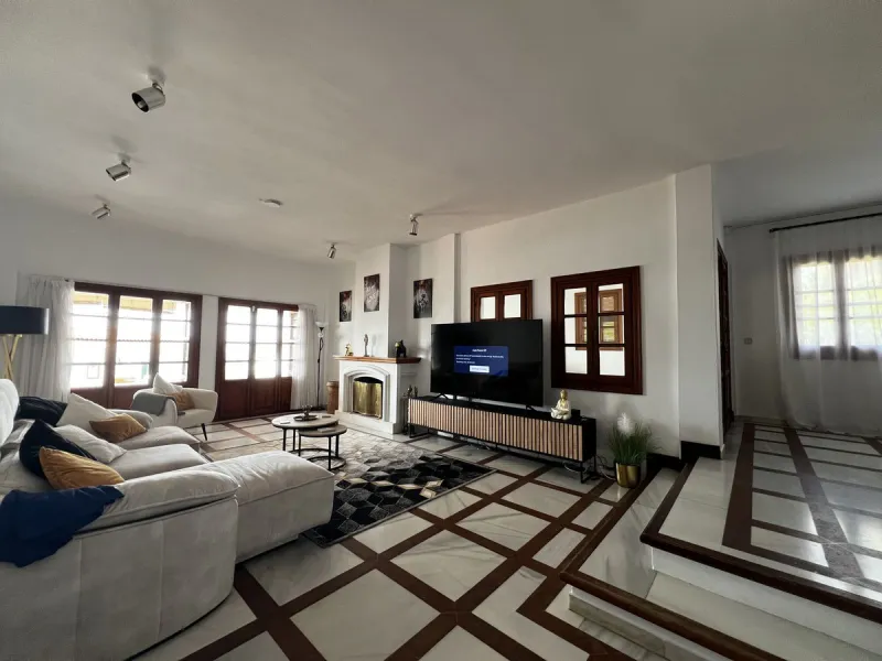 *Spacious Villa with Sea Views in Estepona / Seghers*