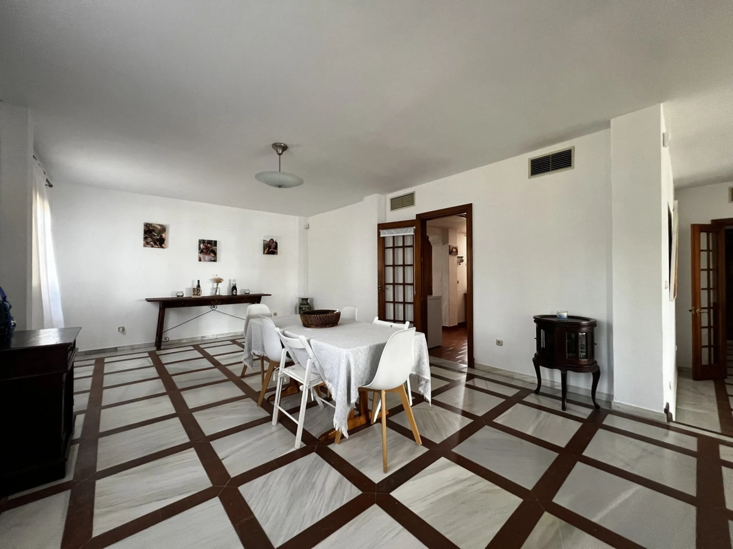 *Spacious Villa with Sea Views in Estepona / Seghers*