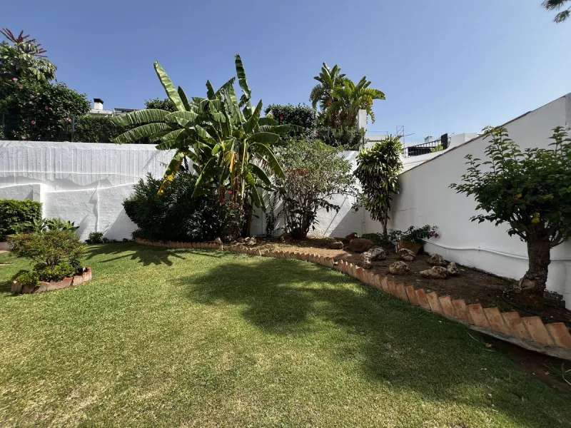 *Spacious Villa with Sea Views in Estepona / Seghers*