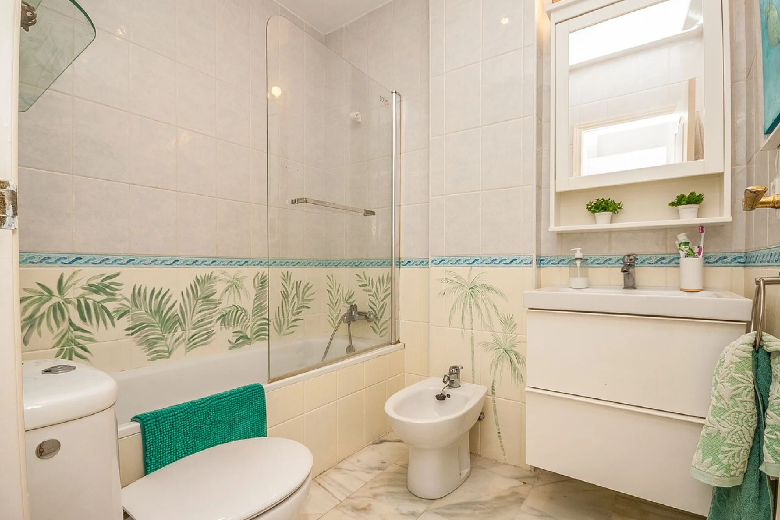 Located in the sought-after beachside area of Carib Playa, this spacious 3-bedroom, 2-bathroom apartment offers the perfect blend of comfort and convenience.
