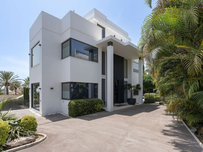A stunning modern luxury Villa in Nagueles, Marbella Golden Mile offering easy access to Marbella centre and just 10 minutes' drive from Puerto Banus. The property is built to the highest specifications with great attention to detail and using top quality