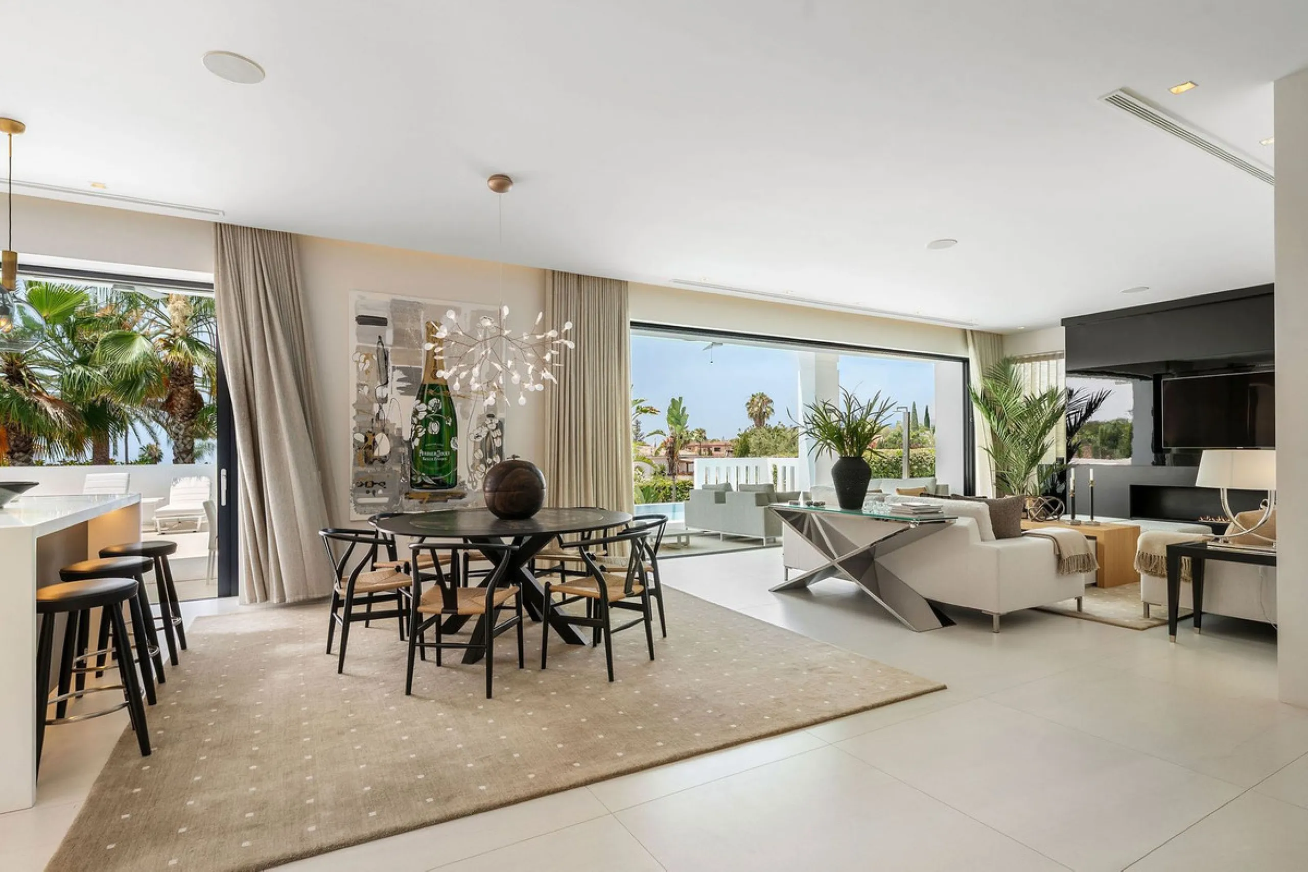 House - Detached Villa в продаже в Marbella, Málaga. В доме 5 спален и 6 ванных комнат. Площадь дома 586 м². Площадь участка 1272 м²