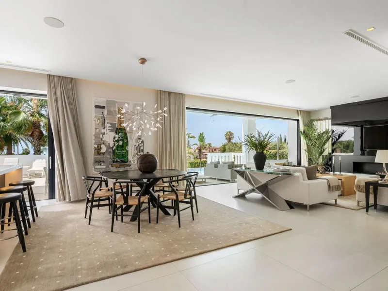 House - Detached Villa в продаже в Marbella, Málaga. В доме 5 спален и 6 ванных комнат. Площадь дома 586 м². Площадь участка 1272 м²