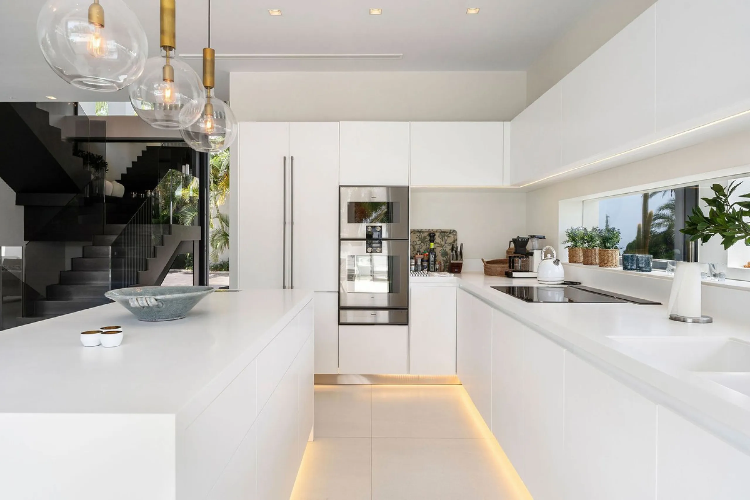 House - Detached Villa в продаже в Marbella, Málaga. В доме 5 спален и 6 ванных комнат. Площадь дома 586 м². Площадь участка 1272 м²