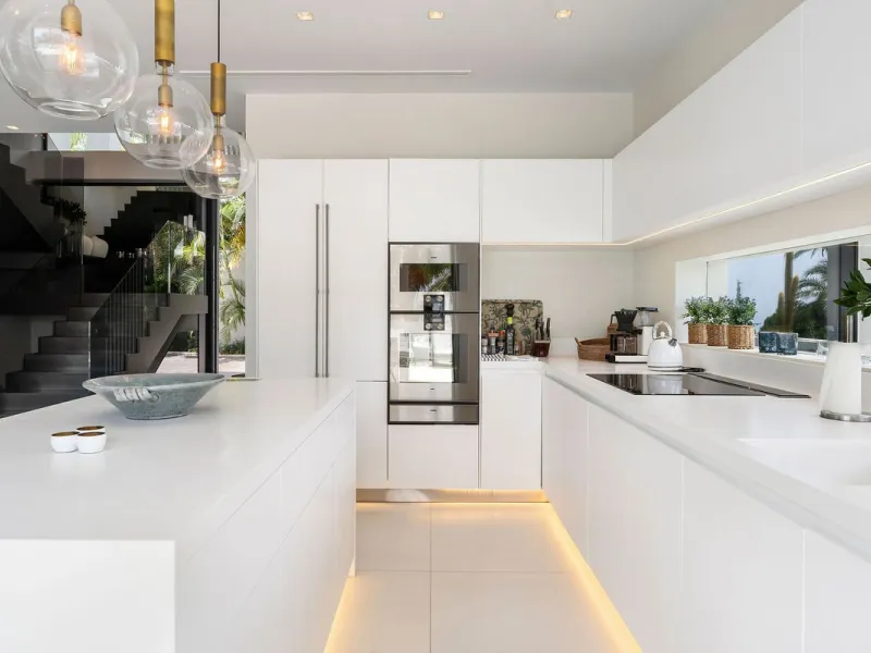 House - Detached Villa в продаже в Marbella, Málaga. В доме 5 спален и 6 ванных комнат. Площадь дома 586 м². Площадь участка 1272 м²