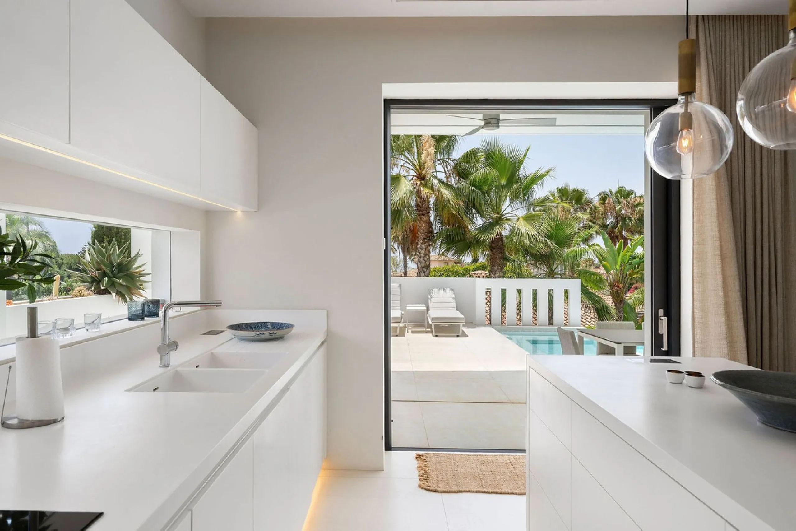 House - Detached Villa в продаже в Marbella, Málaga. В доме 5 спален и 6 ванных комнат. Площадь дома 586 м². Площадь участка 1272 м²