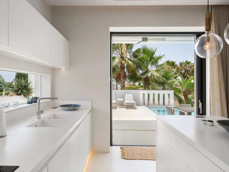 House - Detached Villa в продаже в Marbella, Málaga. В доме 5 спален и 6 ванных комнат. Площадь дома 586 м². Площадь участка 1272 м²