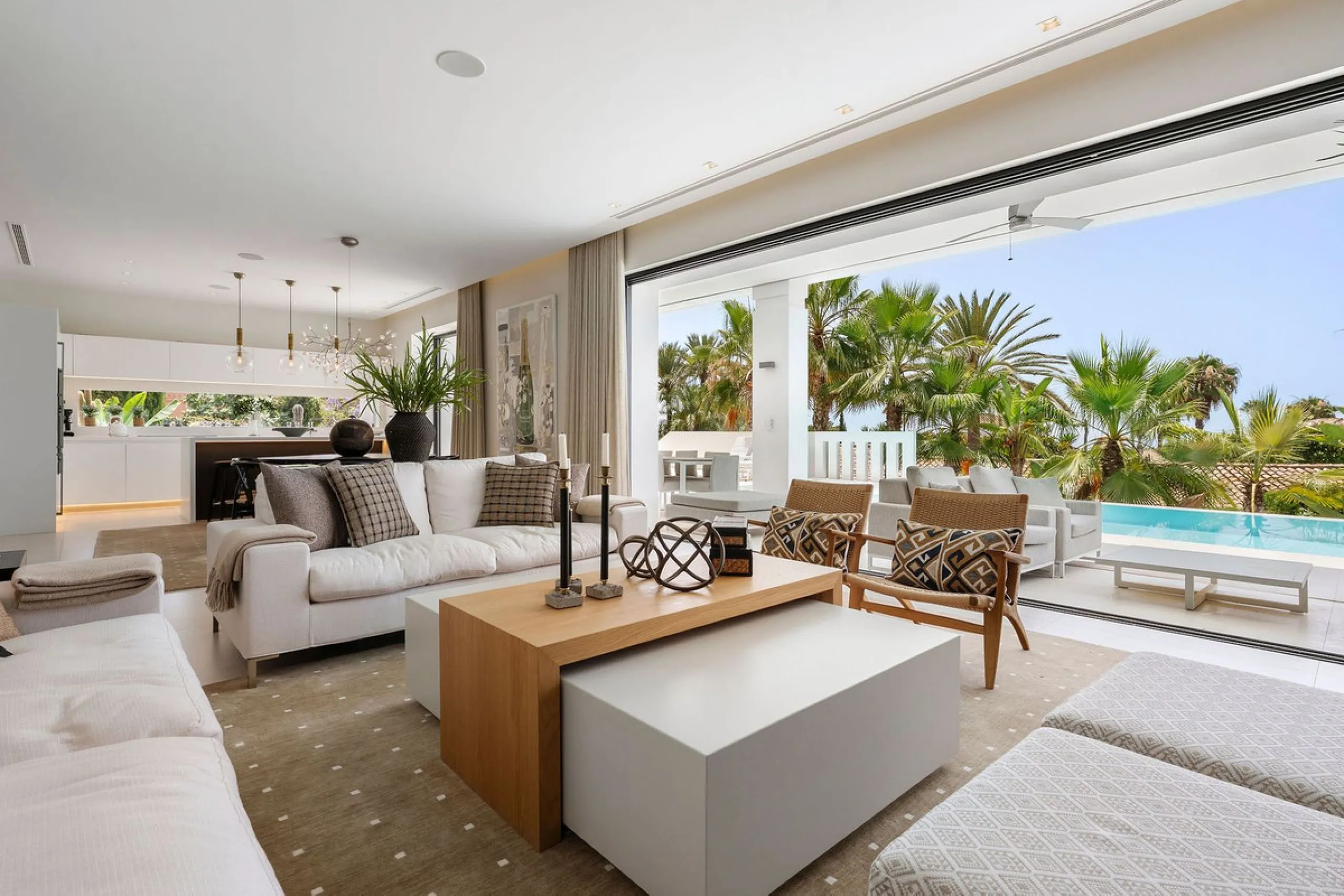 House - Detached Villa в продаже в Marbella, Málaga. В доме 5 спален и 6 ванных комнат. Площадь дома 586 м². Площадь участка 1272 м²