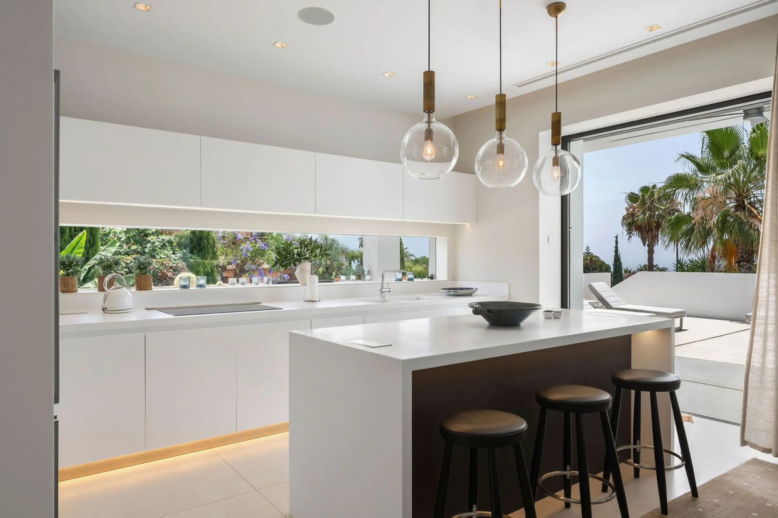 House - Detached Villa в продаже в Marbella, Málaga. В доме 5 спален и 6 ванных комнат. Площадь дома 586 м². Площадь участка 1272 м²