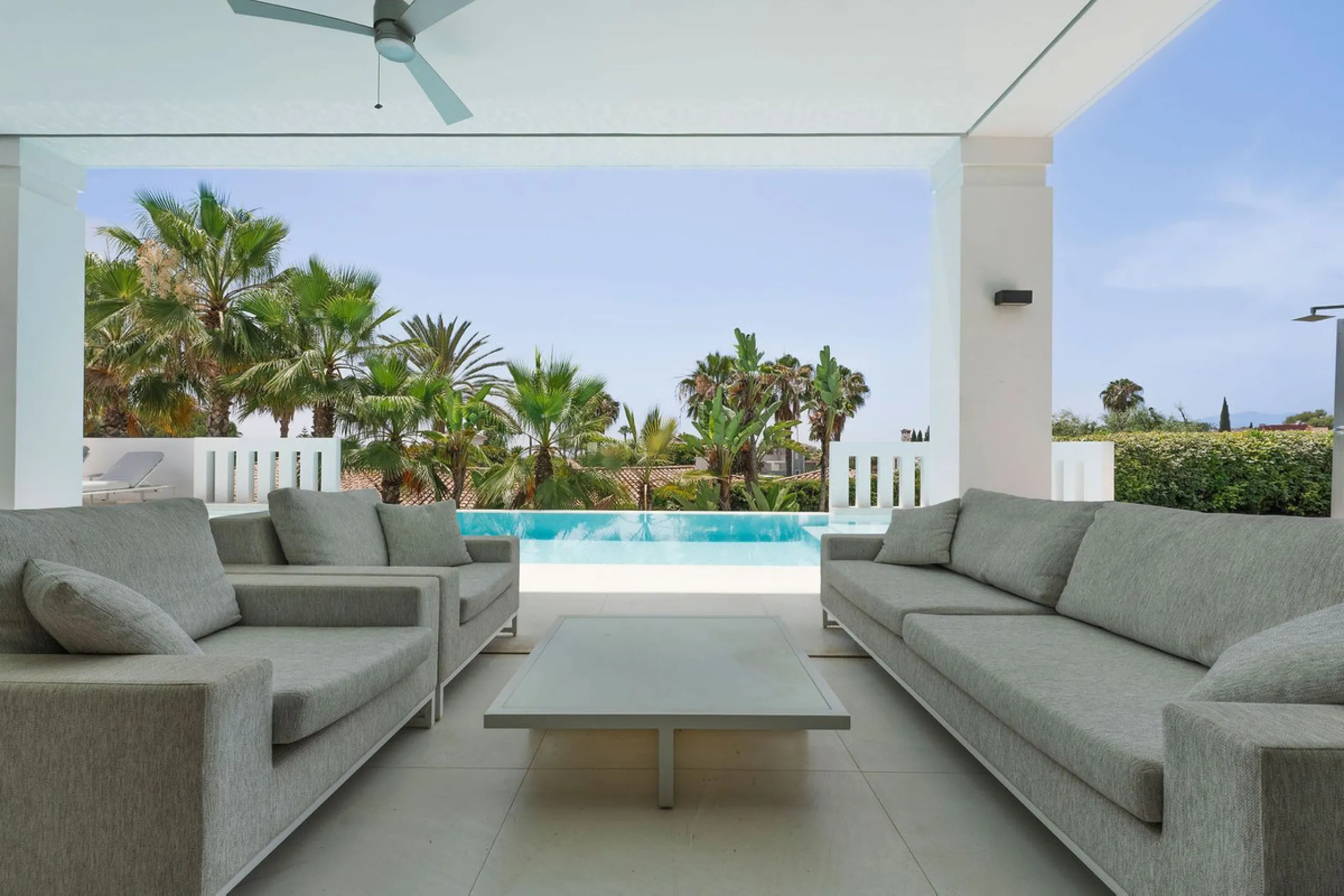 House - Detached Villa в продаже в Marbella, Málaga. В доме 5 спален и 6 ванных комнат. Площадь дома 586 м². Площадь участка 1272 м²