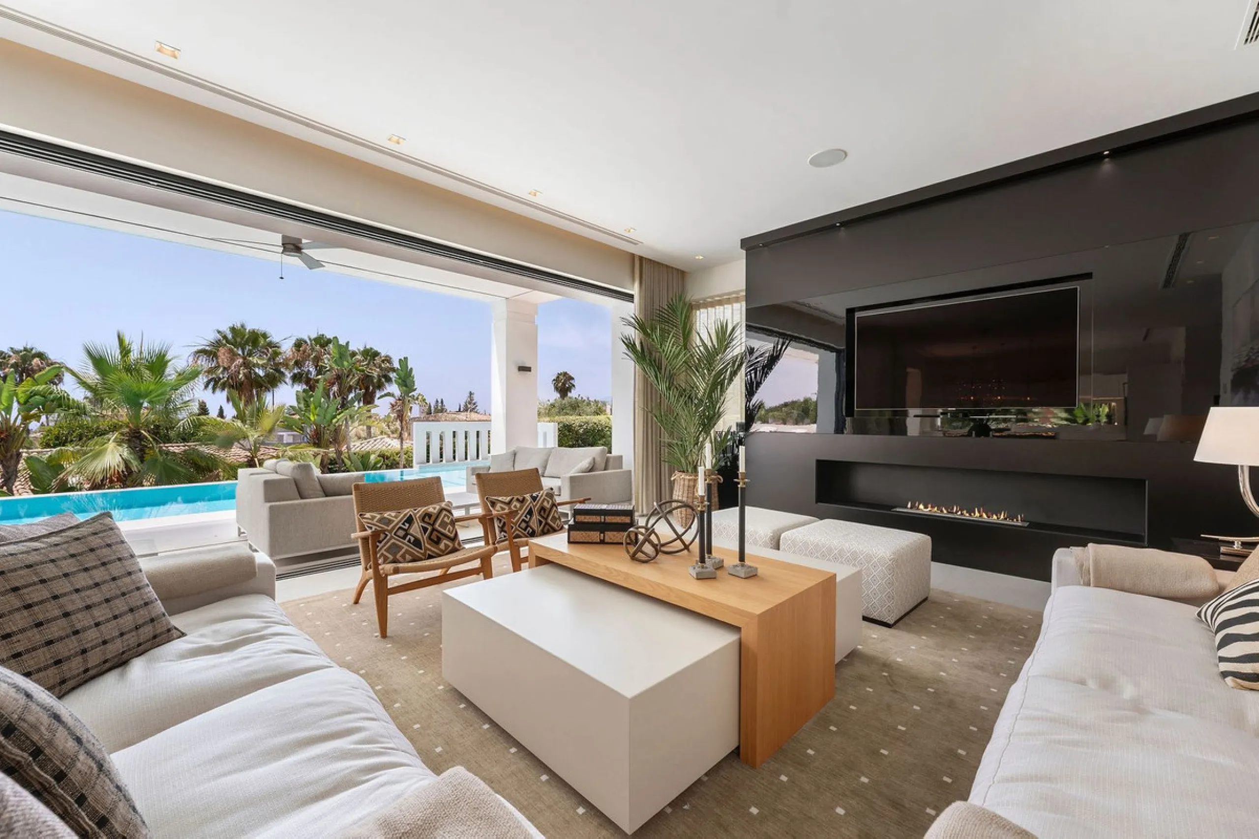House - Detached Villa в продаже в Marbella, Málaga. В доме 5 спален и 6 ванных комнат. Площадь дома 586 м². Площадь участка 1272 м²