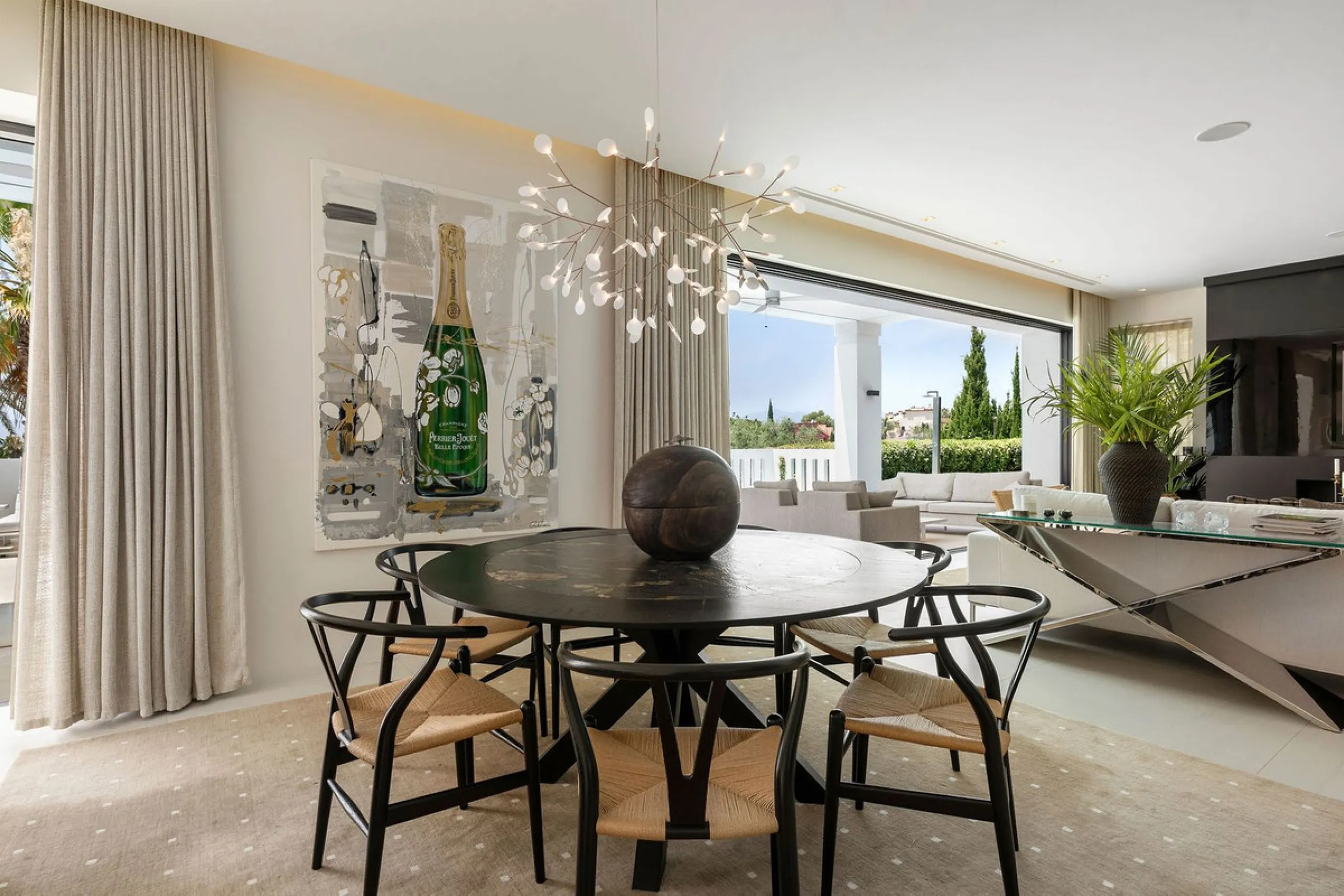 House - Detached Villa в продаже в Marbella, Málaga. В доме 5 спален и 6 ванных комнат. Площадь дома 586 м². Площадь участка 1272 м²