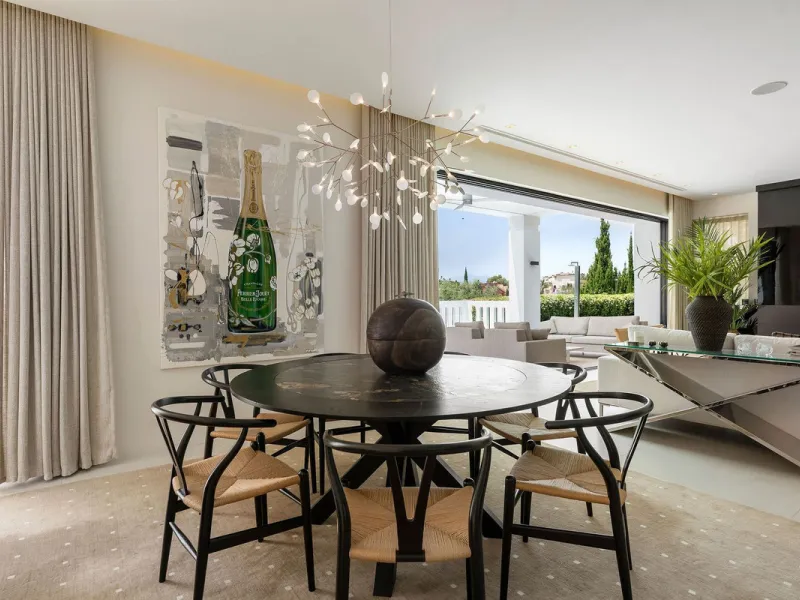 House - Detached Villa в продаже в Marbella, Málaga. В доме 5 спален и 6 ванных комнат. Площадь дома 586 м². Площадь участка 1272 м²