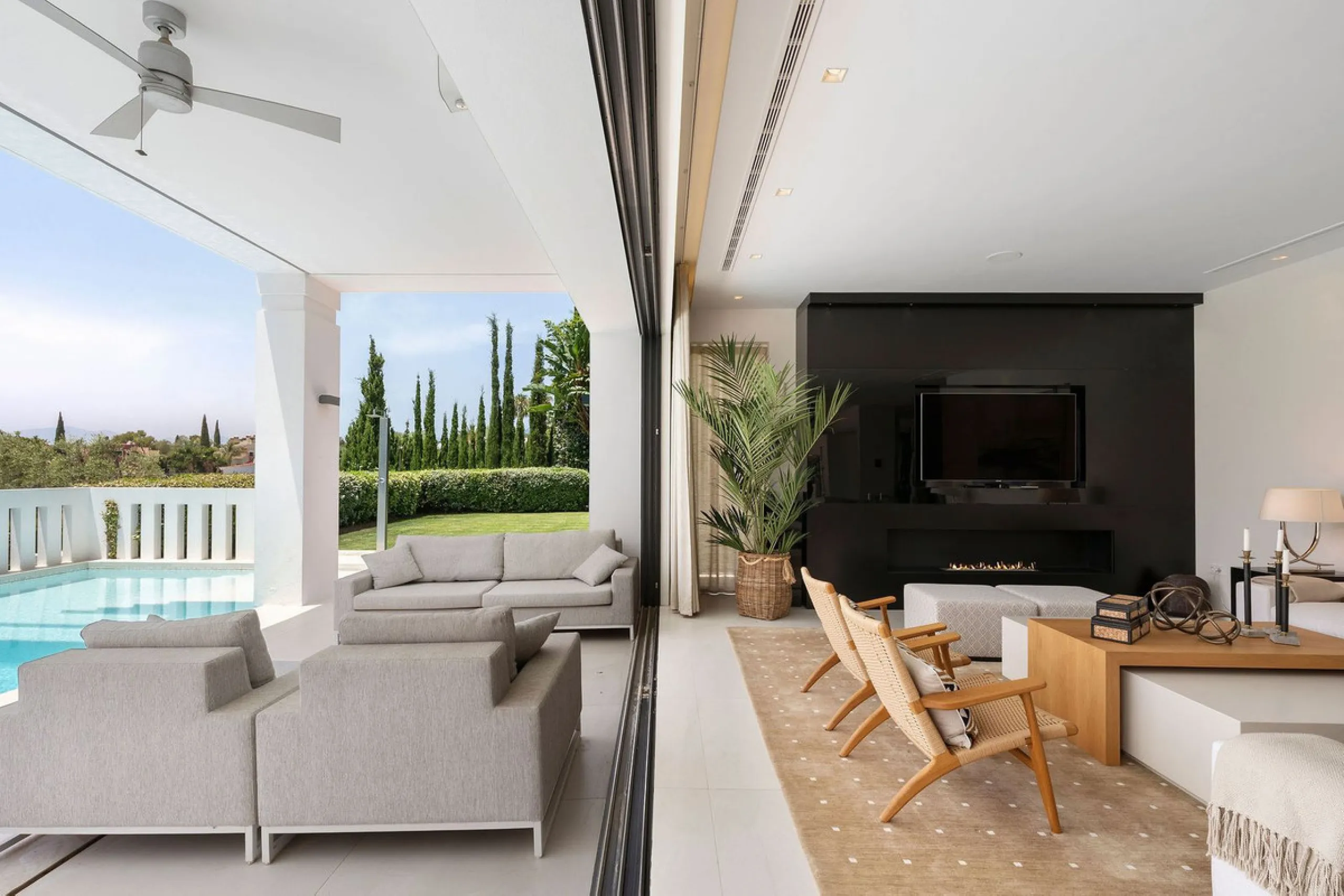 House - Detached Villa в продаже в Marbella, Málaga. В доме 5 спален и 6 ванных комнат. Площадь дома 586 м². Площадь участка 1272 м²