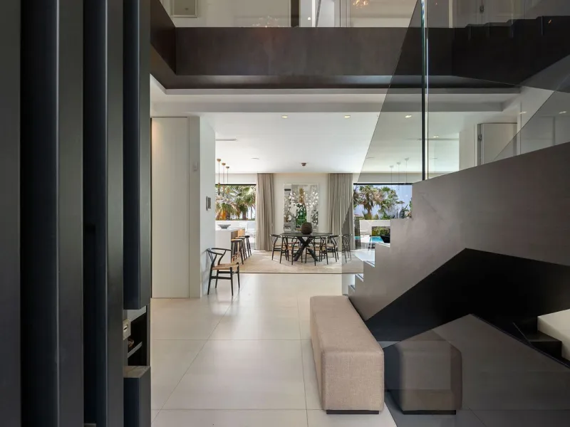 House - Detached Villa в продаже в Marbella, Málaga. В доме 5 спален и 6 ванных комнат. Площадь дома 586 м². Площадь участка 1272 м²