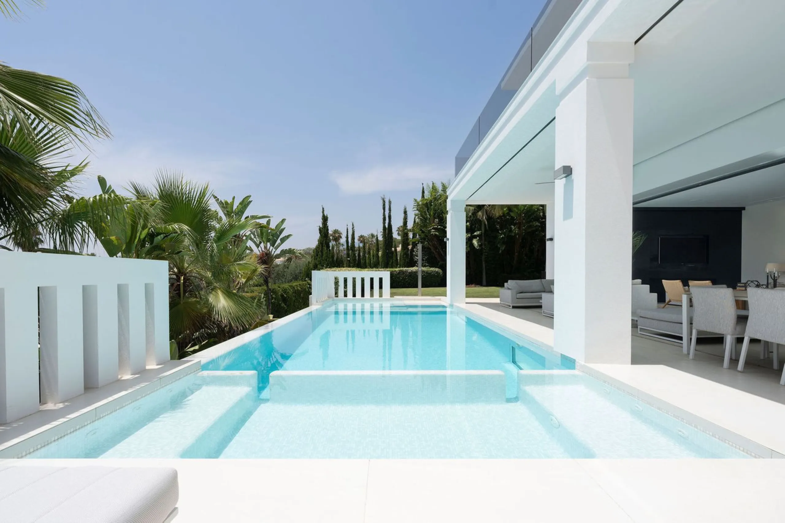 House - Detached Villa в продаже в Marbella, Málaga. В доме 5 спален и 6 ванных комнат. Площадь дома 586 м². Площадь участка 1272 м²