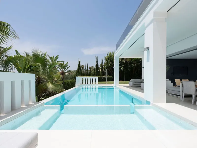 House - Detached Villa в продаже в Marbella, Málaga. В доме 5 спален и 6 ванных комнат. Площадь дома 586 м². Площадь участка 1272 м²