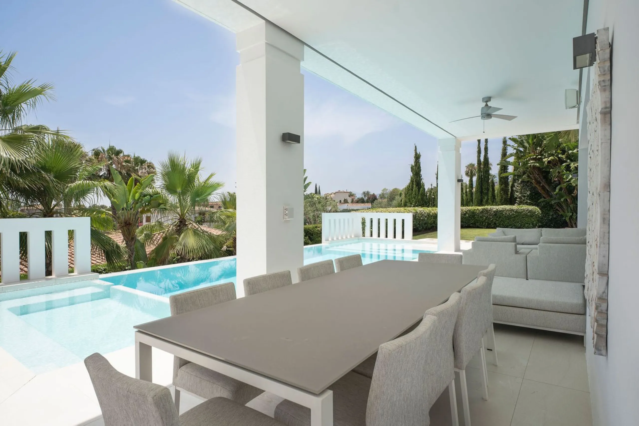 House - Detached Villa в продаже в Marbella, Málaga. В доме 5 спален и 6 ванных комнат. Площадь дома 586 м². Площадь участка 1272 м²
