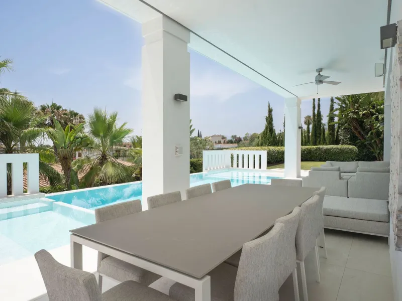 House - Detached Villa в продаже в Marbella, Málaga. В доме 5 спален и 6 ванных комнат. Площадь дома 586 м². Площадь участка 1272 м²