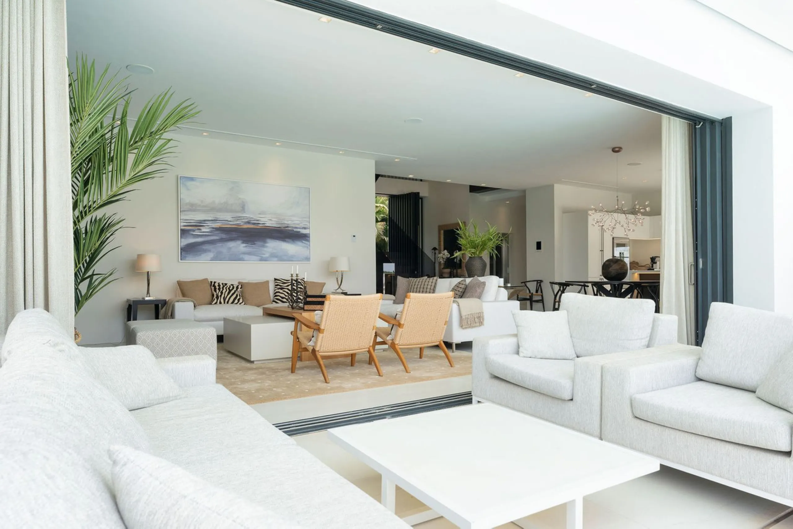 House - Detached Villa в продаже в Marbella, Málaga. В доме 5 спален и 6 ванных комнат. Площадь дома 586 м². Площадь участка 1272 м²