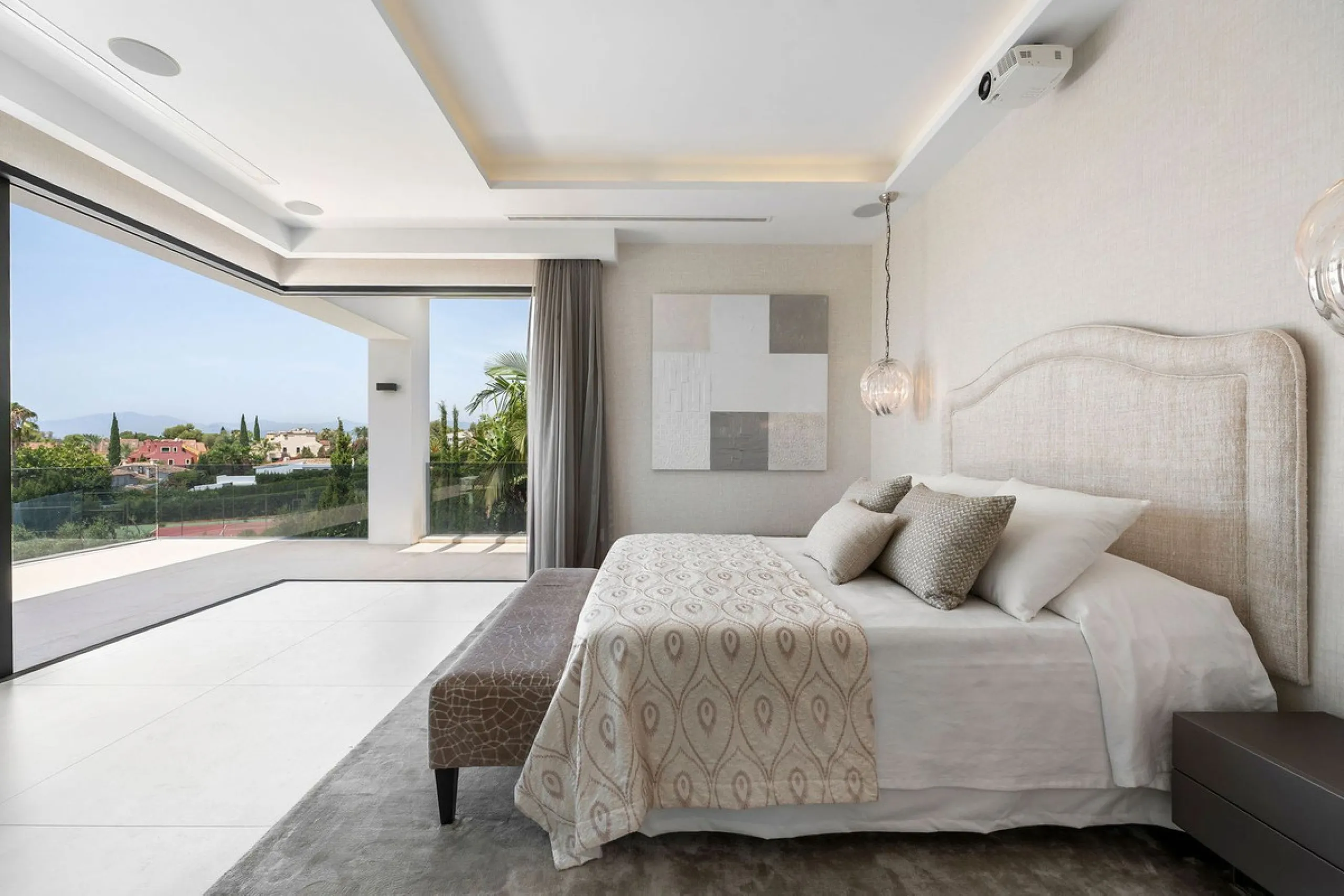 House - Detached Villa в продаже в Marbella, Málaga. В доме 5 спален и 6 ванных комнат. Площадь дома 586 м². Площадь участка 1272 м²