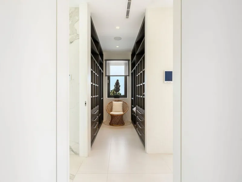 House - Detached Villa в продаже в Marbella, Málaga. В доме 5 спален и 6 ванных комнат. Площадь дома 586 м². Площадь участка 1272 м²