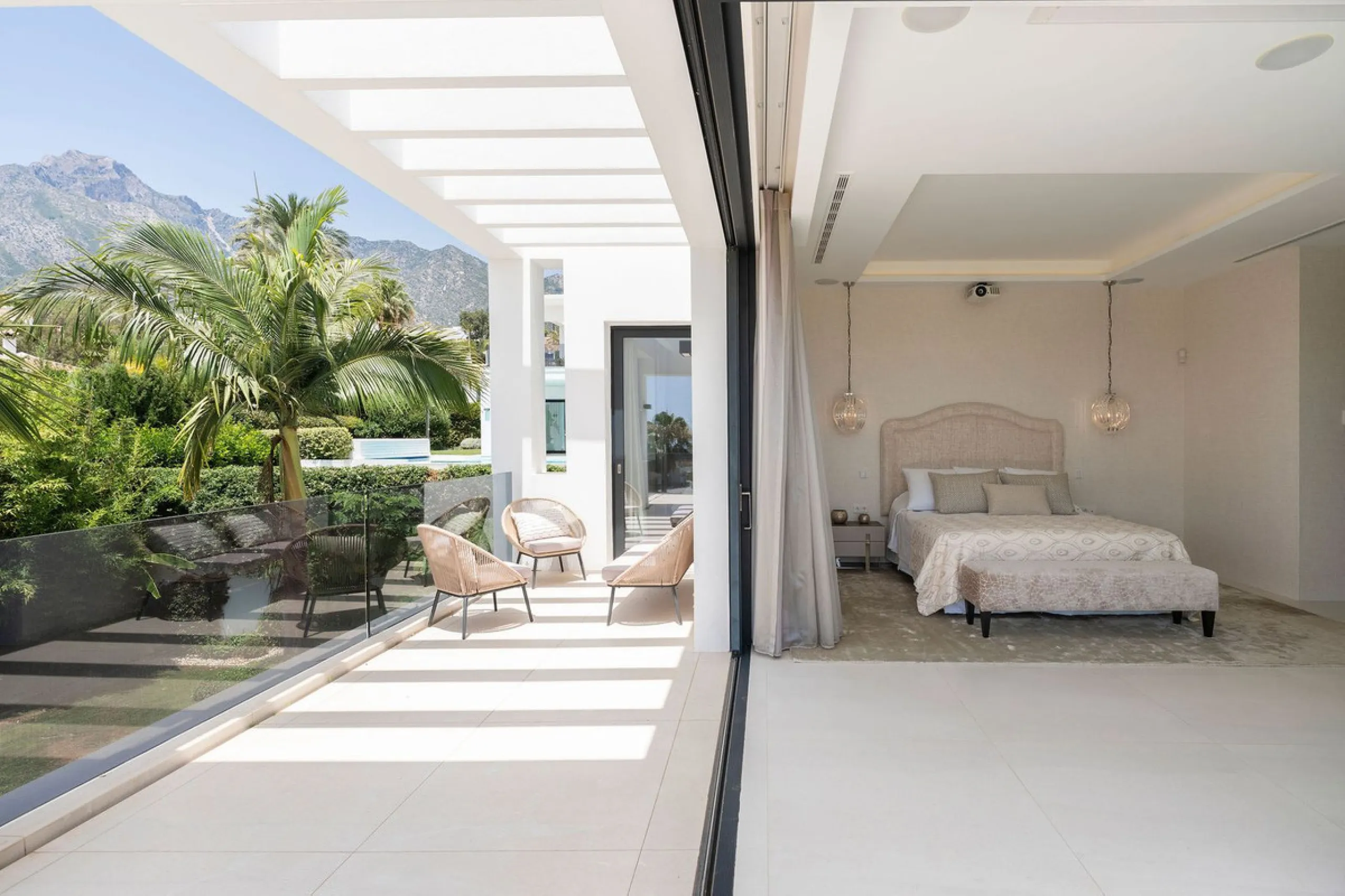 House - Detached Villa в продаже в Marbella, Málaga. В доме 5 спален и 6 ванных комнат. Площадь дома 586 м². Площадь участка 1272 м²