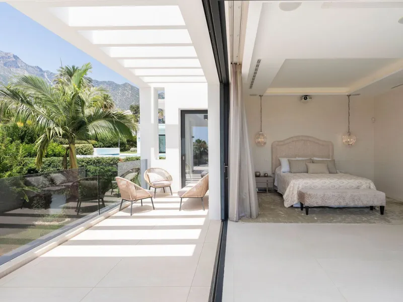 House - Detached Villa в продаже в Marbella, Málaga. В доме 5 спален и 6 ванных комнат. Площадь дома 586 м². Площадь участка 1272 м²