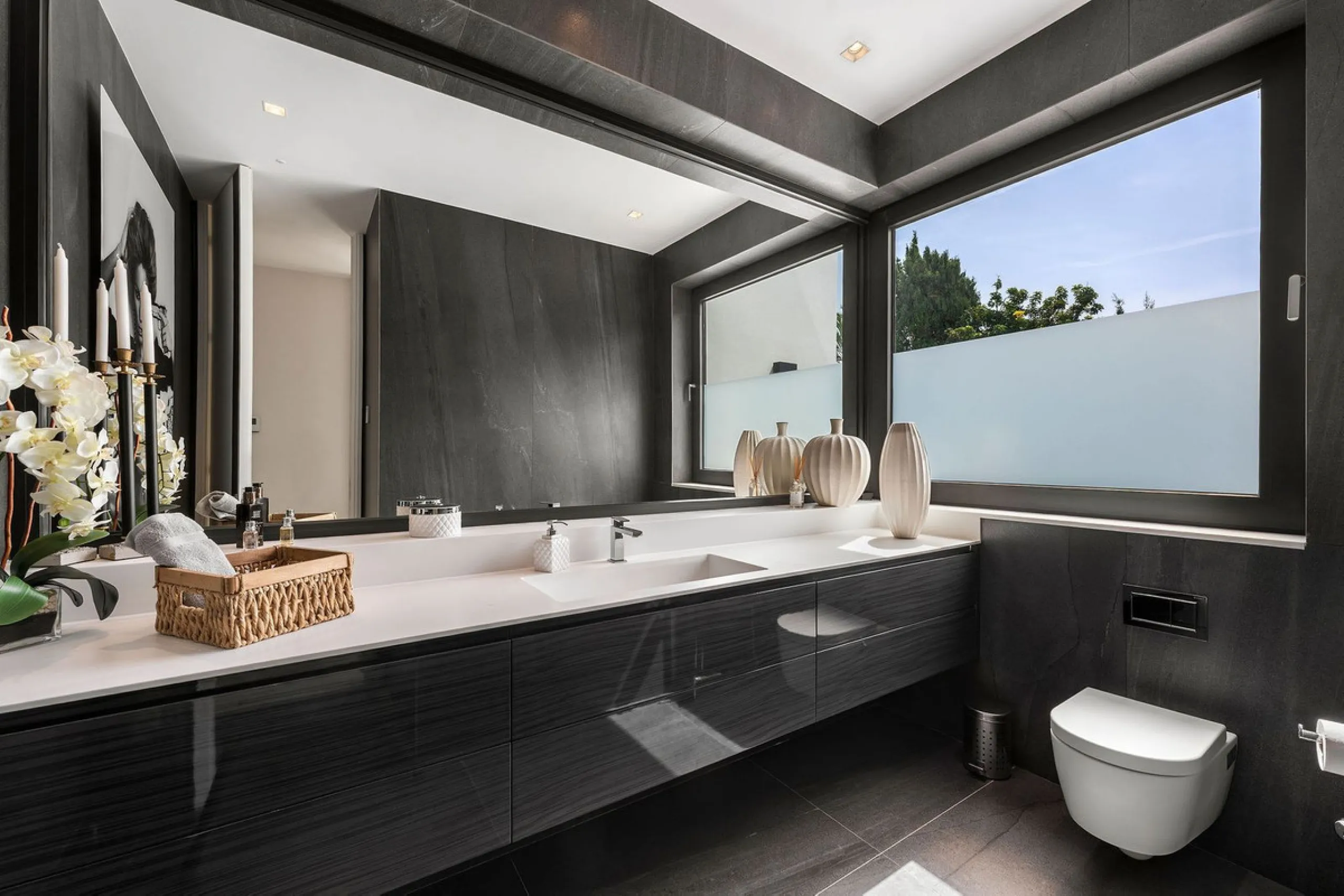 House - Detached Villa в продаже в Marbella, Málaga. В доме 5 спален и 6 ванных комнат. Площадь дома 586 м². Площадь участка 1272 м²