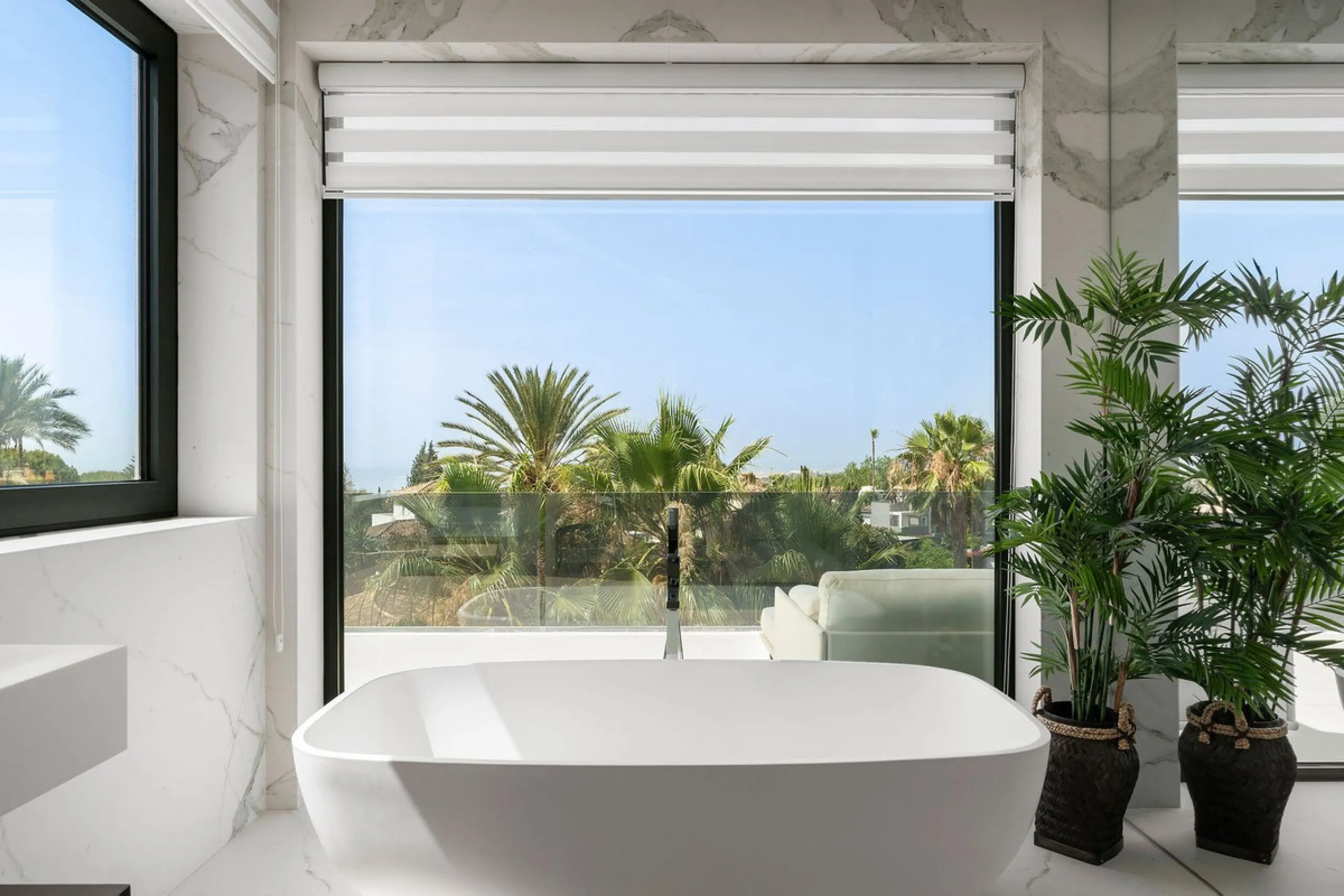 House - Detached Villa в продаже в Marbella, Málaga. В доме 5 спален и 6 ванных комнат. Площадь дома 586 м². Площадь участка 1272 м²
