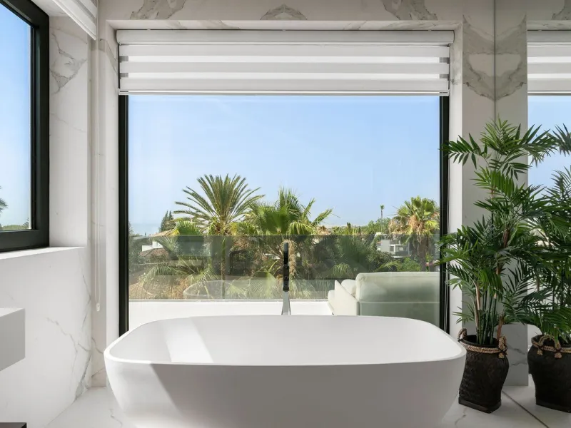 House - Detached Villa в продаже в Marbella, Málaga. В доме 5 спален и 6 ванных комнат. Площадь дома 586 м². Площадь участка 1272 м²
