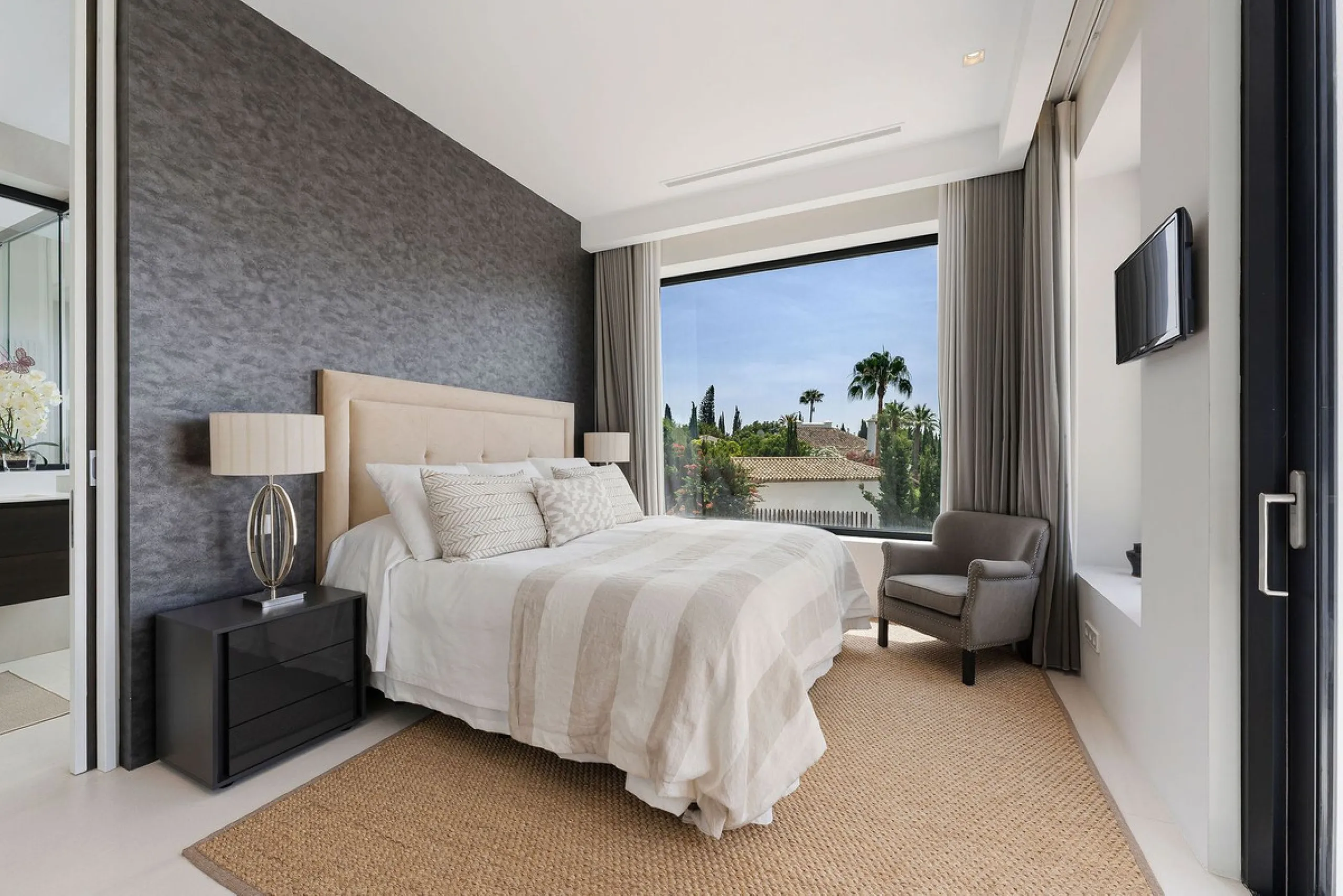 House - Detached Villa в продаже в Marbella, Málaga. В доме 5 спален и 6 ванных комнат. Площадь дома 586 м². Площадь участка 1272 м²