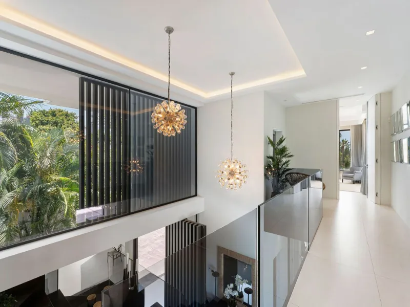House - Detached Villa в продаже в Marbella, Málaga. В доме 5 спален и 6 ванных комнат. Площадь дома 586 м². Площадь участка 1272 м²